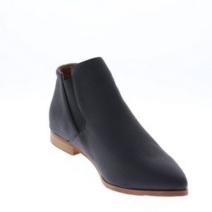 comfortable ankle-high boots feature a pointed toe